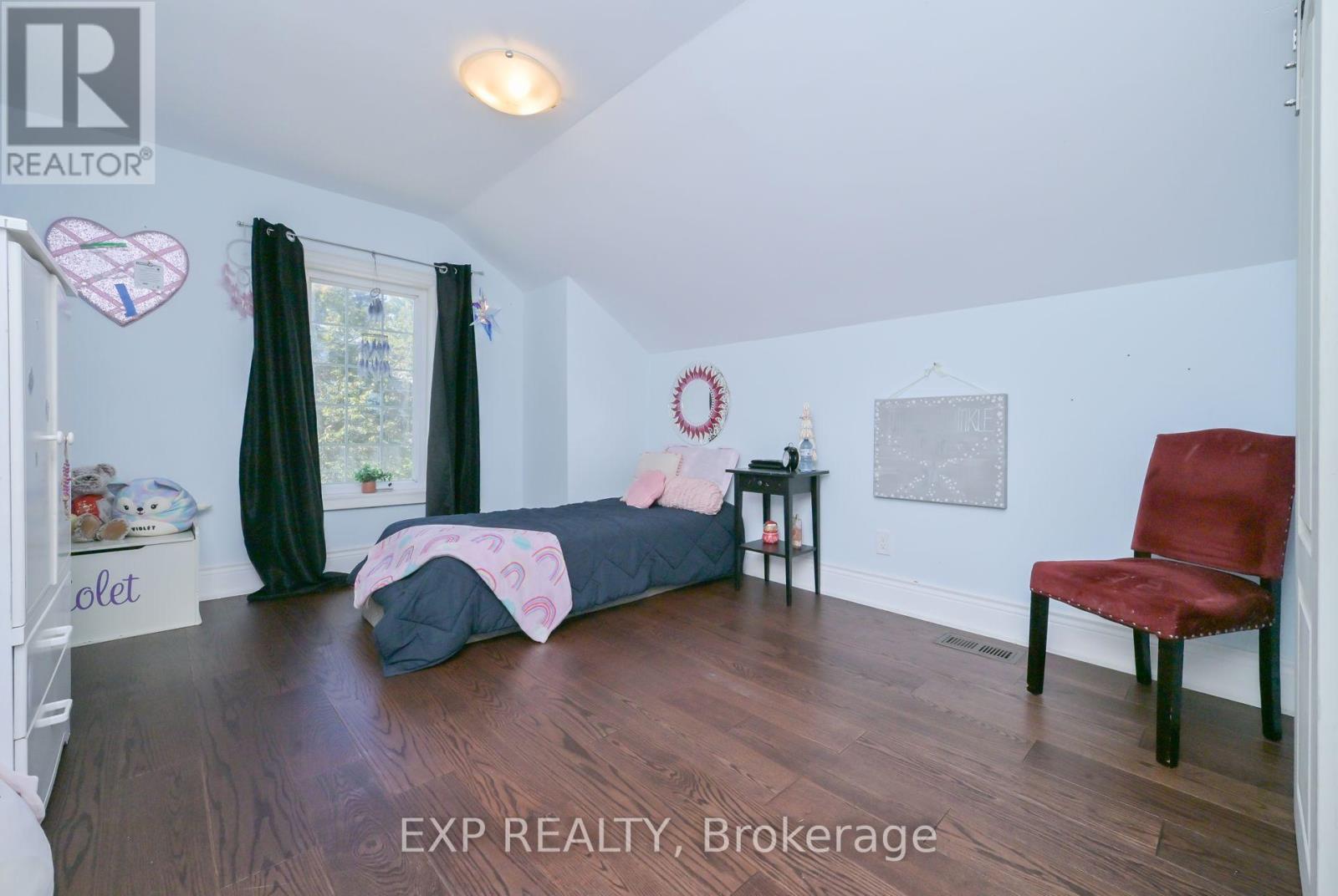 12 Mill Street, Amaranth, ON - Indoor Photo Showing Bedroom