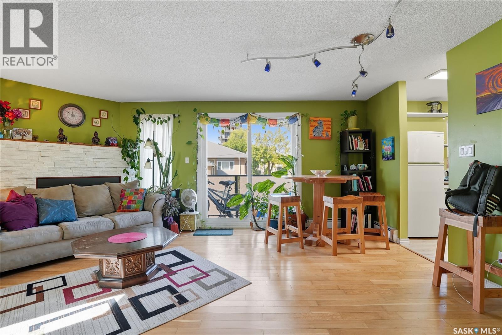 304 423 4Th Avenue N, Saskatoon, SK - Indoor Photo Showing Living Room