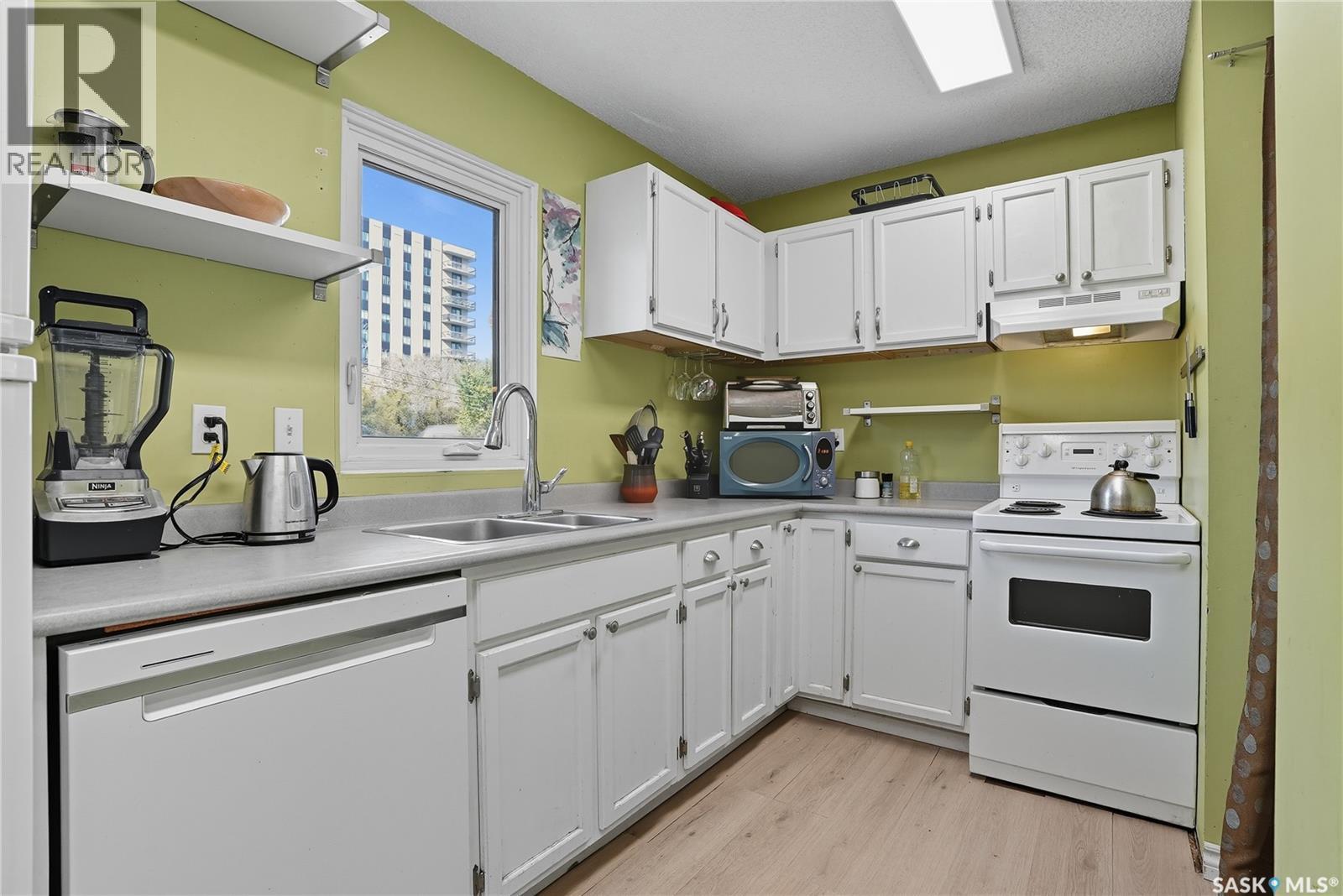 304 423 4Th Avenue N, Saskatoon, SK - Indoor Photo Showing Kitchen With Double Sink