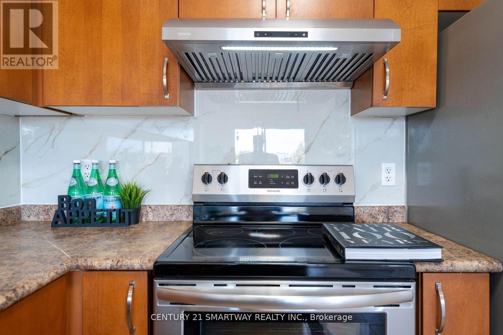 3424 Angel Pass Drive, Mississauga, ON - Indoor Photo Showing Kitchen