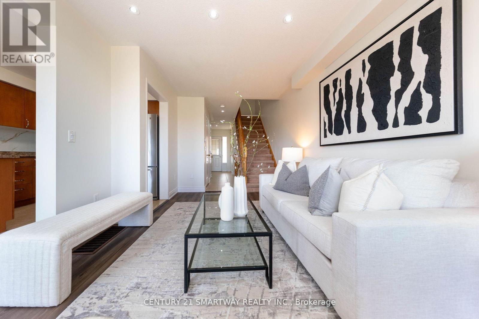 3424 Angel Pass Drive, Mississauga, ON - Indoor Photo Showing Living Room