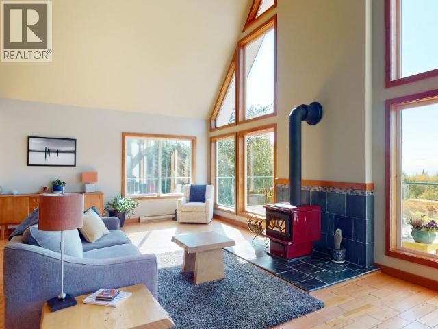 6268 Shelter Point Road, Texada Island, BC - Indoor Photo Showing Living Room