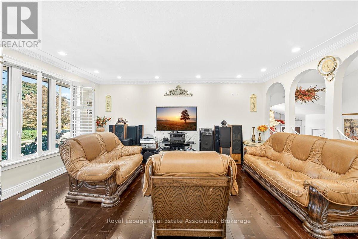 51 Picton Street W, Hamilton, ON - Indoor Photo Showing Living Room