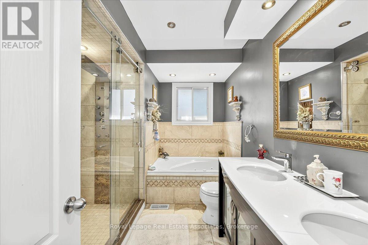 51 Picton Street W, Hamilton, ON - Indoor Photo Showing Bathroom