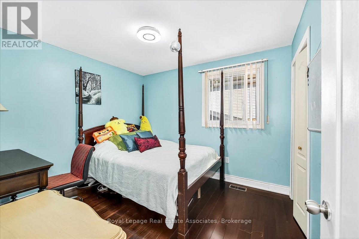 51 Picton Street W, Hamilton, ON - Indoor Photo Showing Bedroom