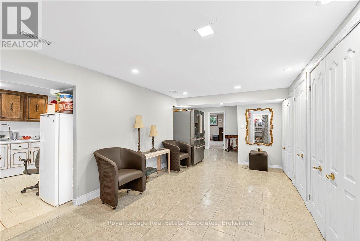 51 Picton Street W, Hamilton, ON - Indoor Photo Showing Other Room