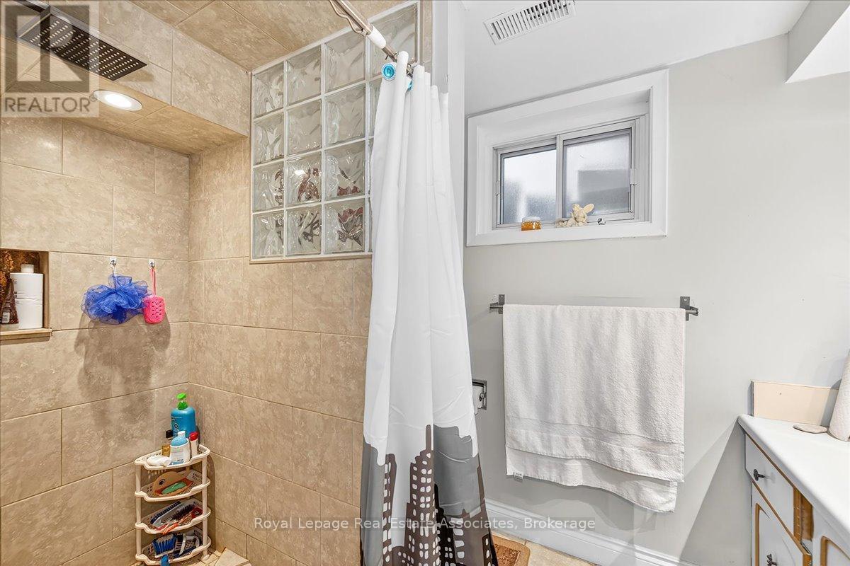 51 Picton Street W, Hamilton, ON - Indoor Photo Showing Bathroom