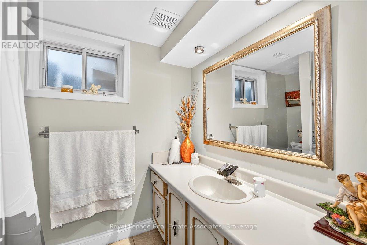 51 Picton Street W, Hamilton, ON - Indoor Photo Showing Bathroom