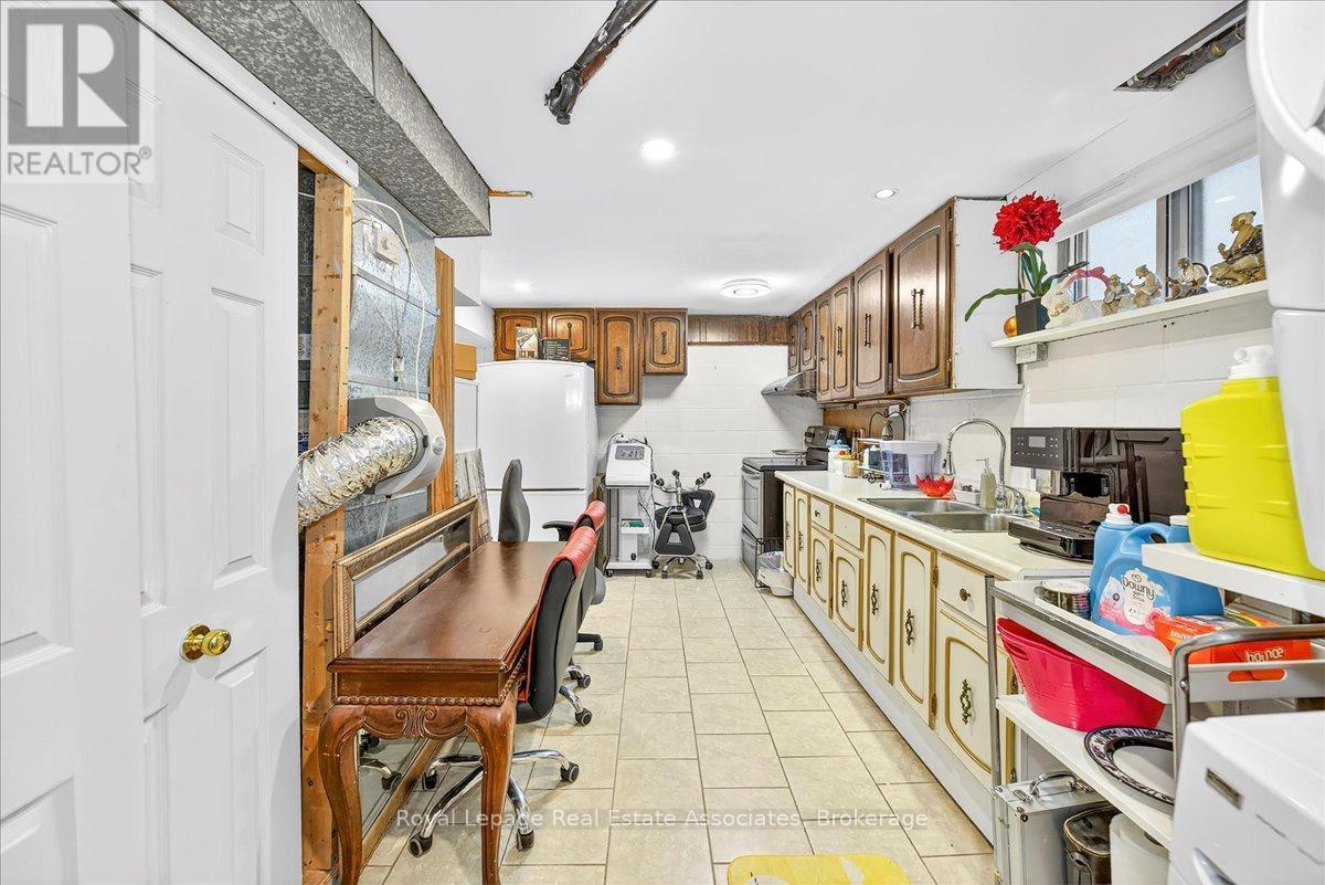 51 Picton Street W, Hamilton, ON - Indoor Photo Showing Kitchen With Double Sink