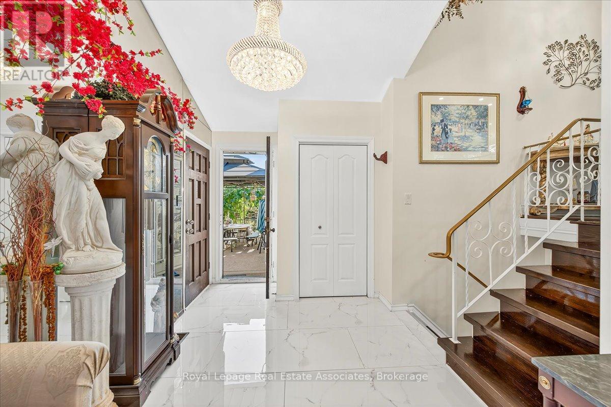 51 Picton Street W, Hamilton, ON - Indoor Photo Showing Other Room