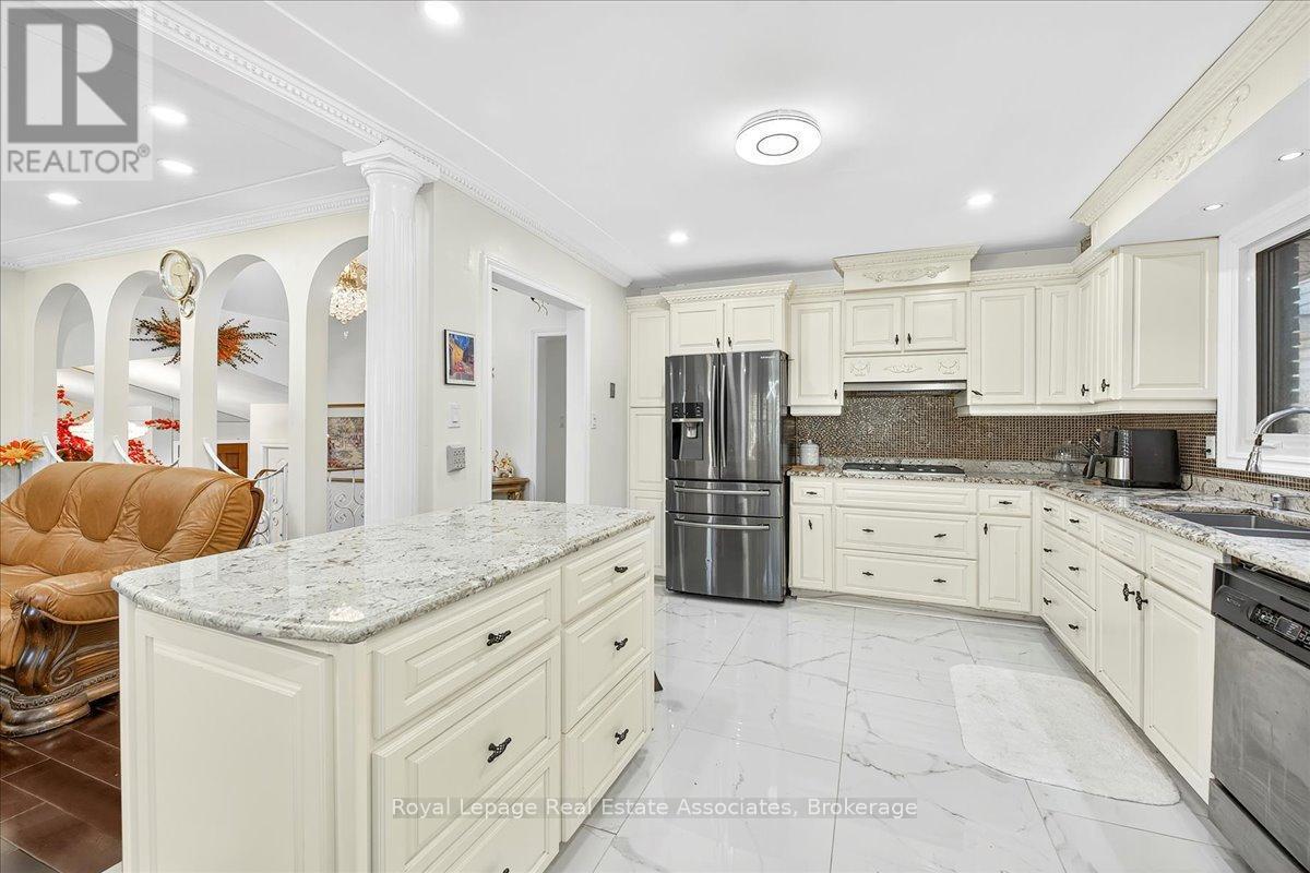 51 Picton Street W, Hamilton, ON - Indoor Photo Showing Kitchen With Double Sink With Upgraded Kitchen