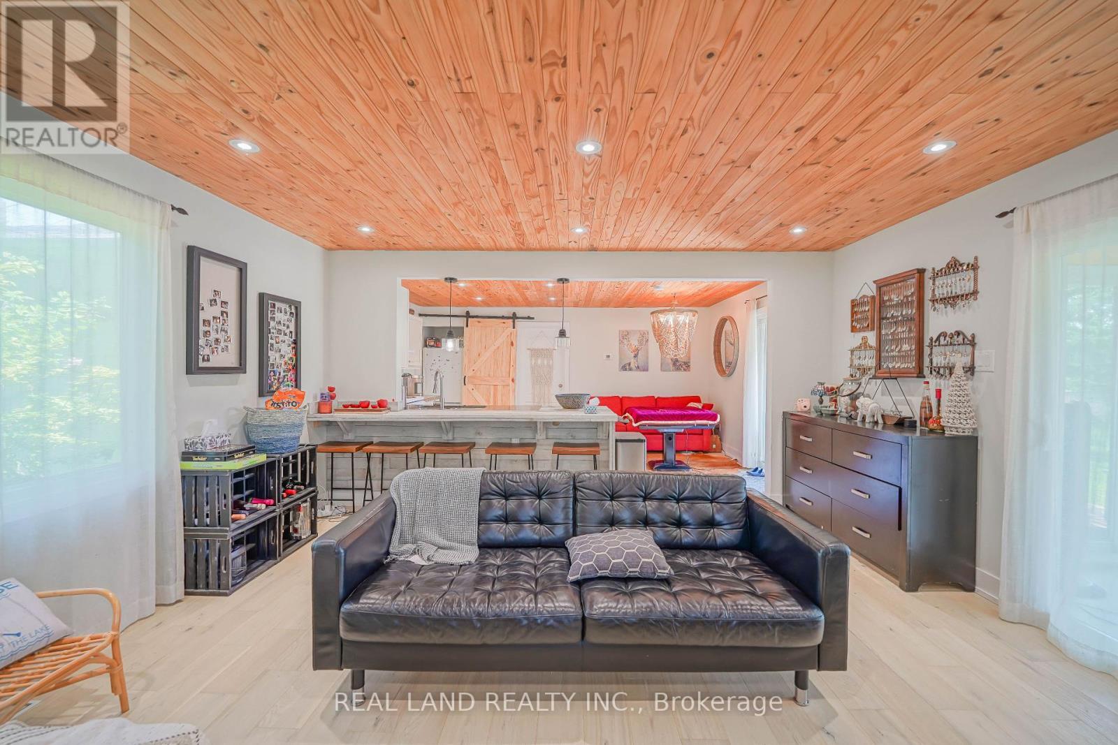21 Marilyn Crescent, Kawartha Lakes, ON - Indoor Photo Showing Living Room