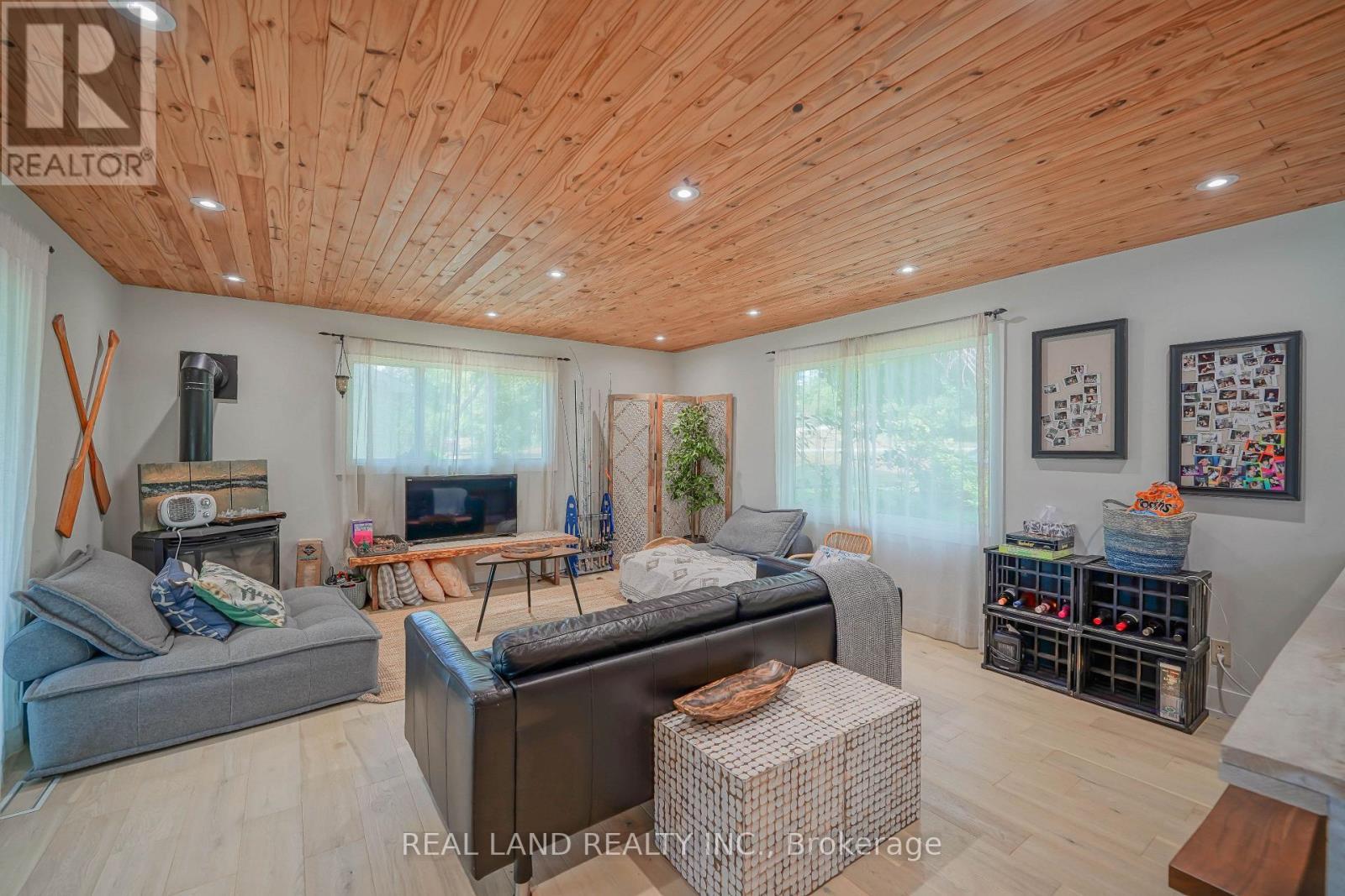 21 Marilyn Crescent, Kawartha Lakes, ON - Indoor Photo Showing Living Room