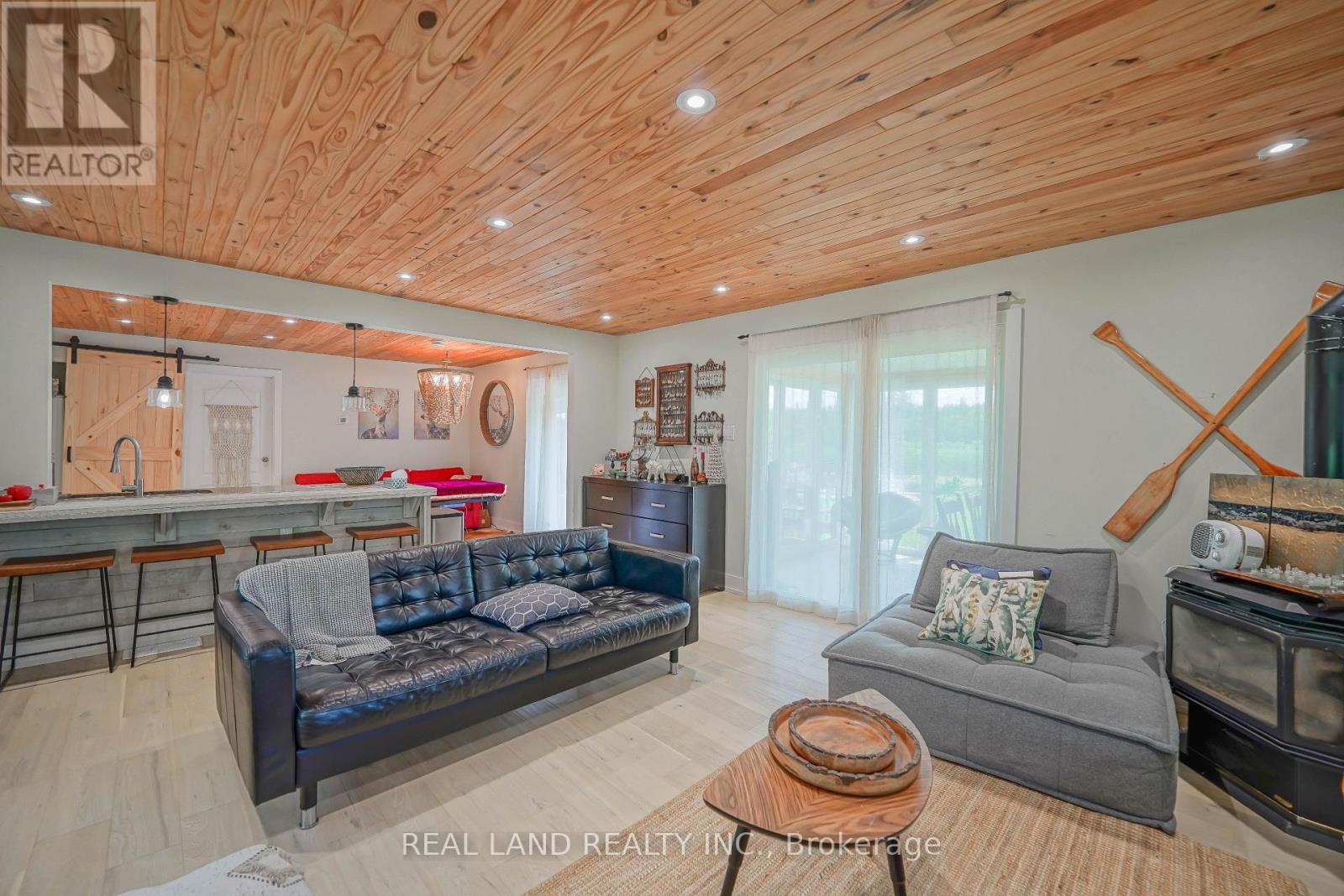 21 Marilyn Crescent, Kawartha Lakes, ON - Indoor Photo Showing Living Room