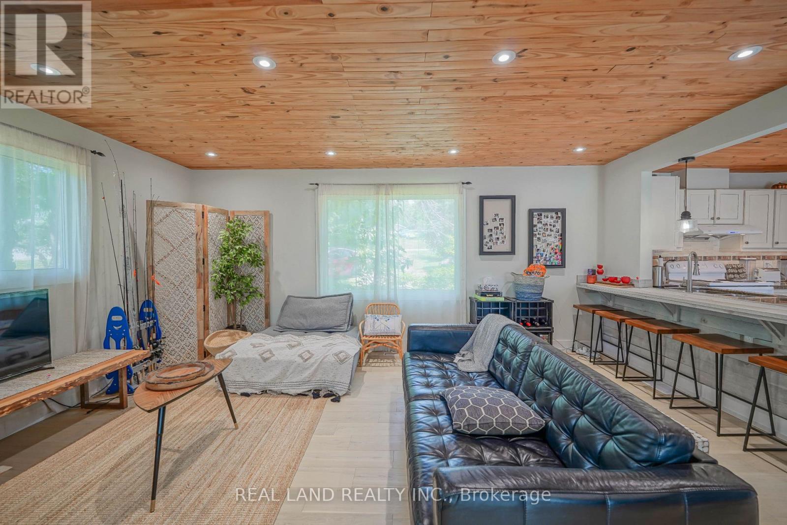 21 Marilyn Crescent, Kawartha Lakes, ON - Indoor Photo Showing Living Room