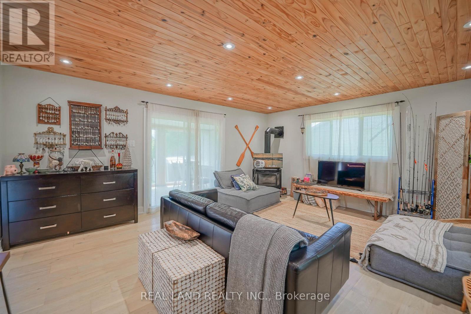 21 Marilyn Crescent, Kawartha Lakes, ON - Indoor Photo Showing Living Room With Fireplace