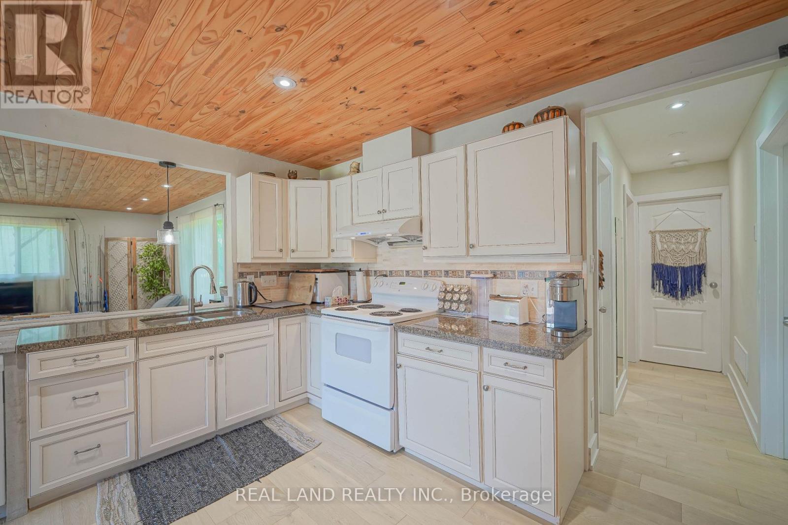 21 Marilyn Crescent, Kawartha Lakes, ON - Indoor Photo Showing Kitchen
