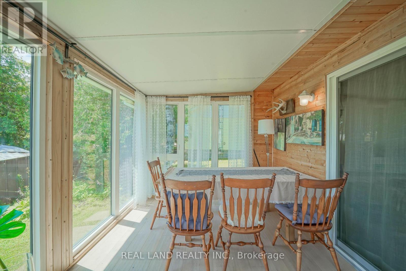 21 Marilyn Crescent, Kawartha Lakes, ON - Indoor Photo Showing Dining Room