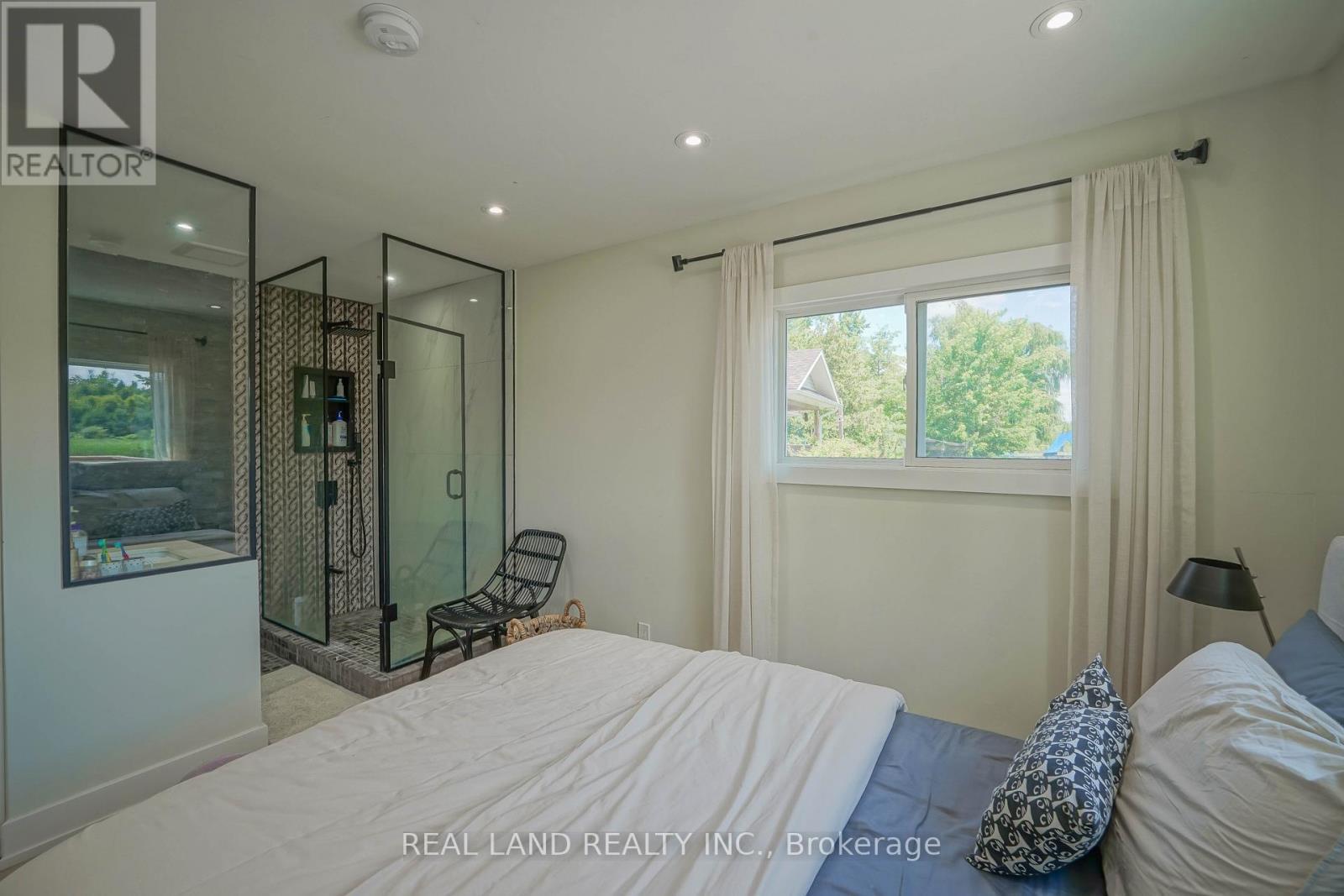 21 Marilyn Crescent, Kawartha Lakes, ON - Indoor Photo Showing Bedroom