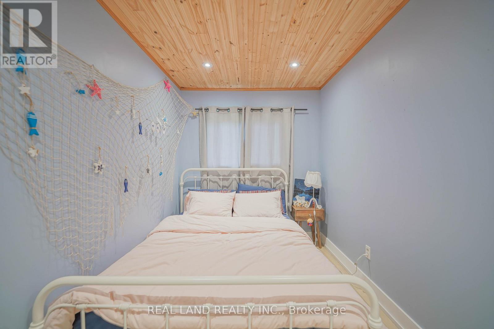 21 Marilyn Crescent, Kawartha Lakes, ON - Indoor Photo Showing Bedroom