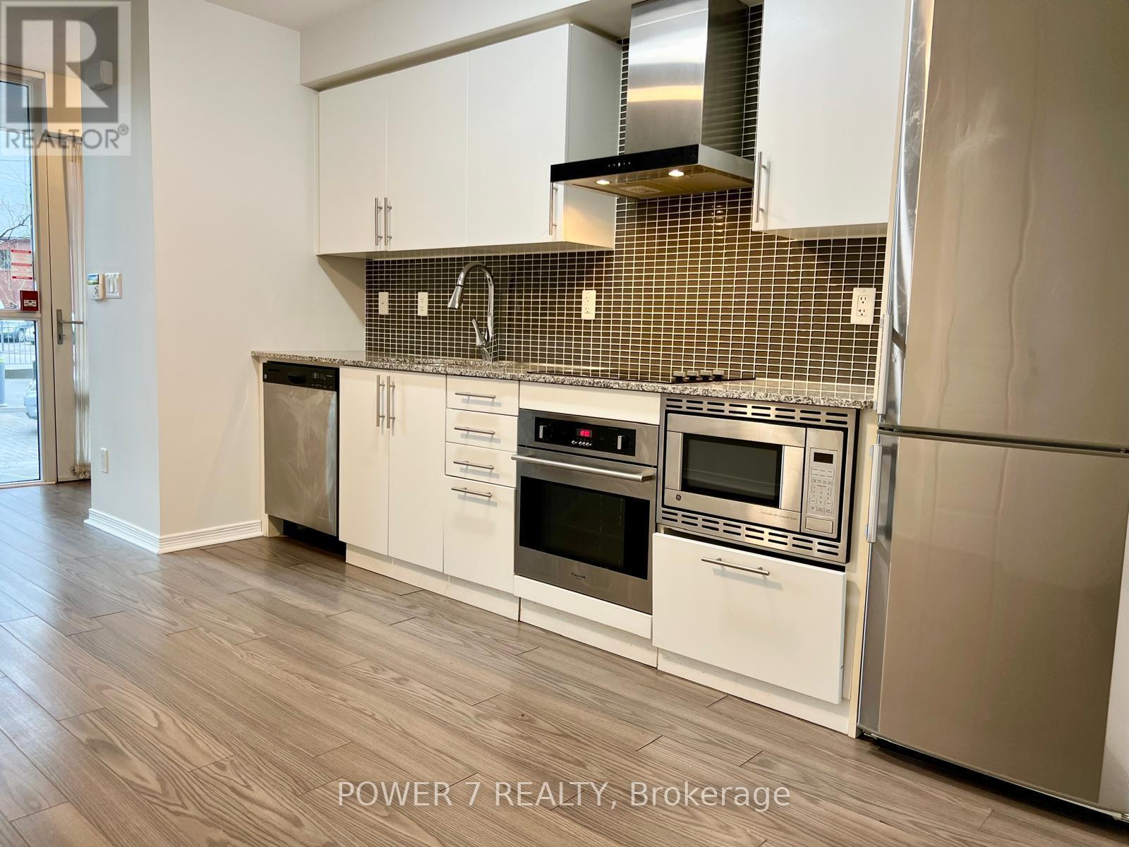 102 - 352 Front Street W, Toronto, ON - Indoor Photo Showing Kitchen