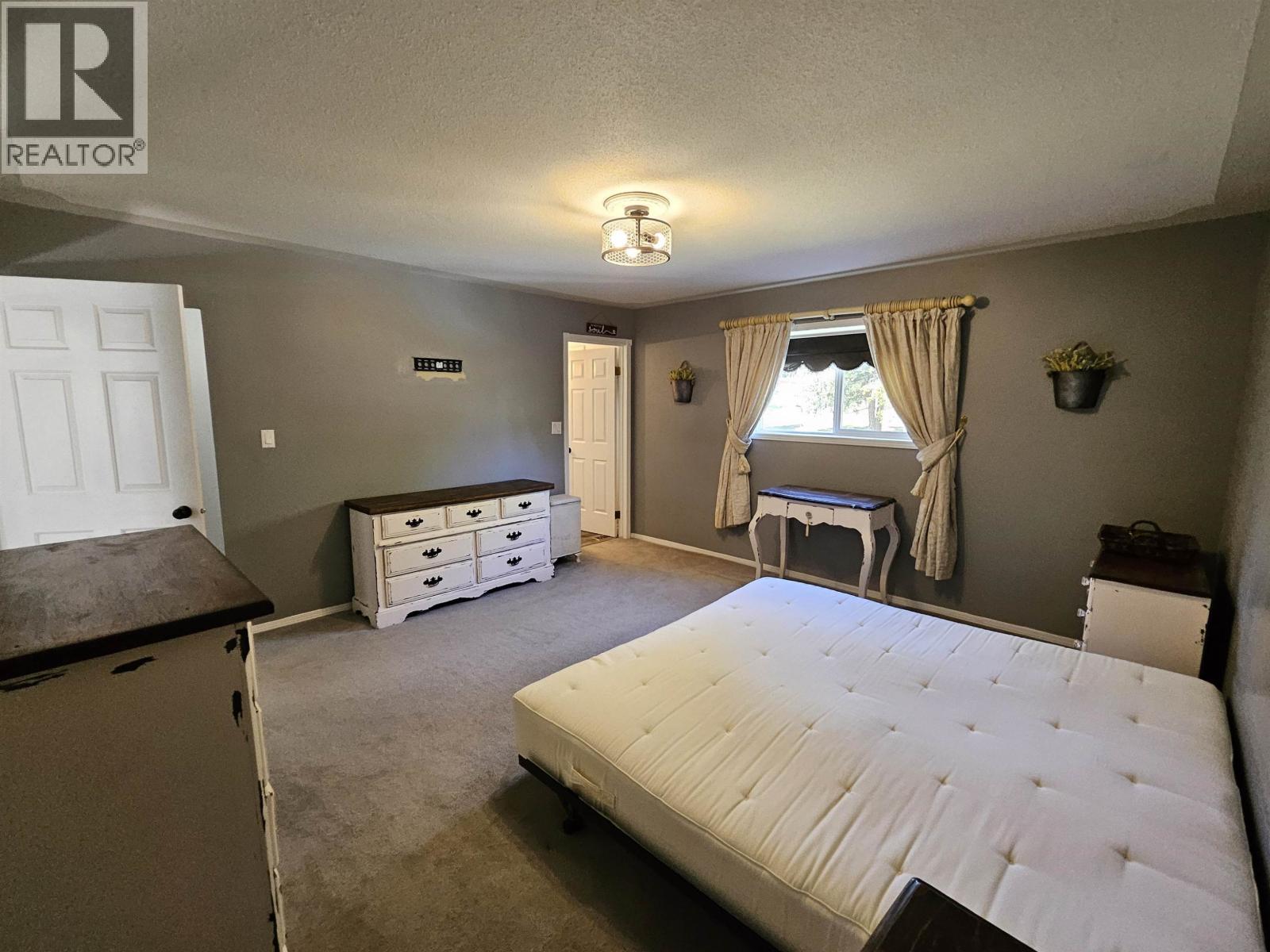 4887 Meesquono Trail, 108 Mile Ranch, BC - Indoor Photo Showing Bedroom