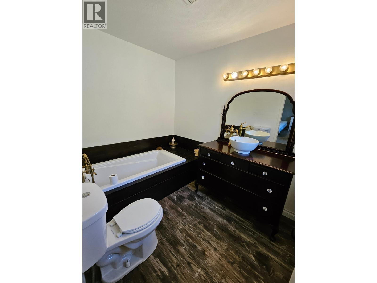 4887 Meesquono Trail, 108 Mile Ranch, BC - Indoor Photo Showing Bathroom