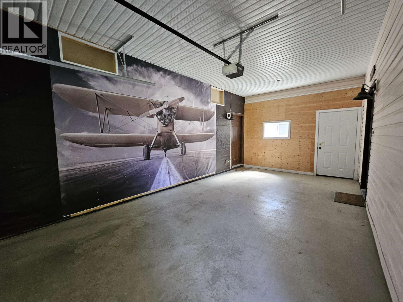 4887 Meesquono Trail, 108 Mile Ranch, BC - Indoor Photo Showing Garage