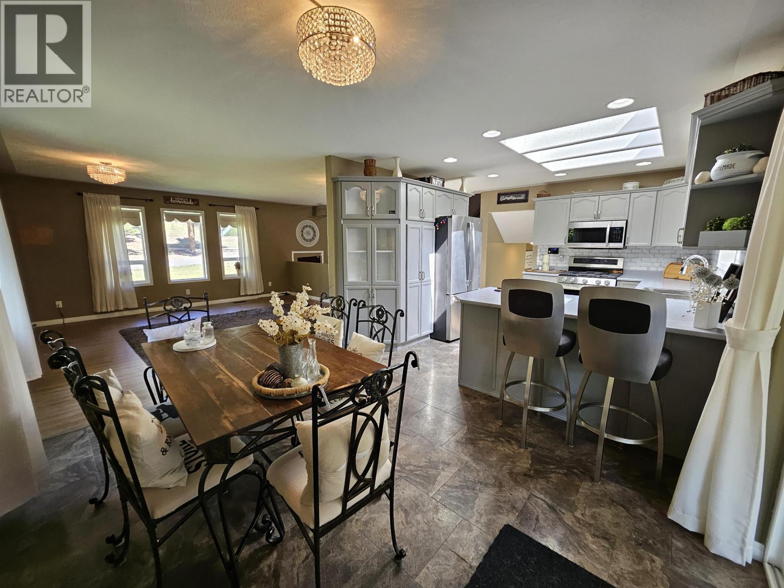 4887 Meesquono Trail, 108 Mile Ranch, BC - Indoor Photo Showing Dining Room