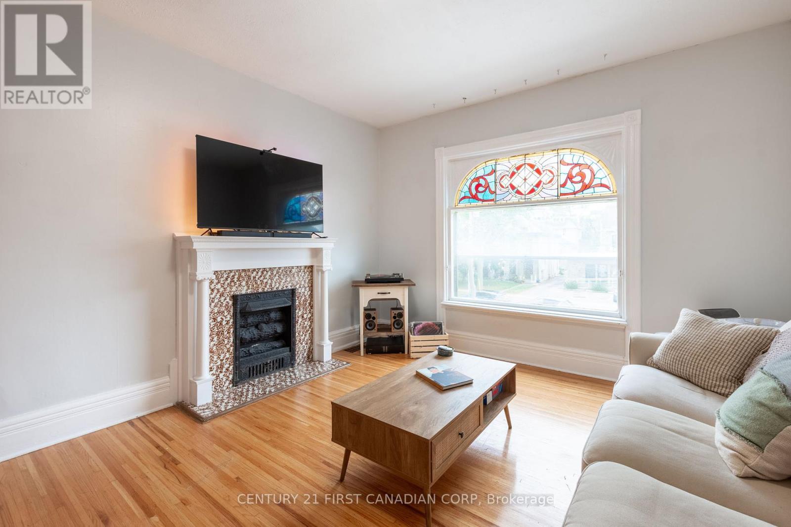 578 Waterloo Street, London East (East F), ON - Indoor Photo Showing Living Room With Fireplace