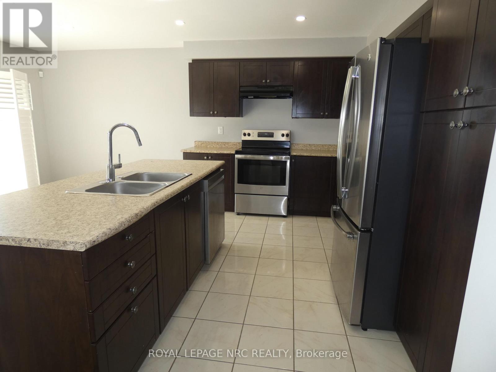 7857 Sassafras Trail, Niagara Falls (Brown), ON - Indoor Photo Showing Kitchen With Double Sink