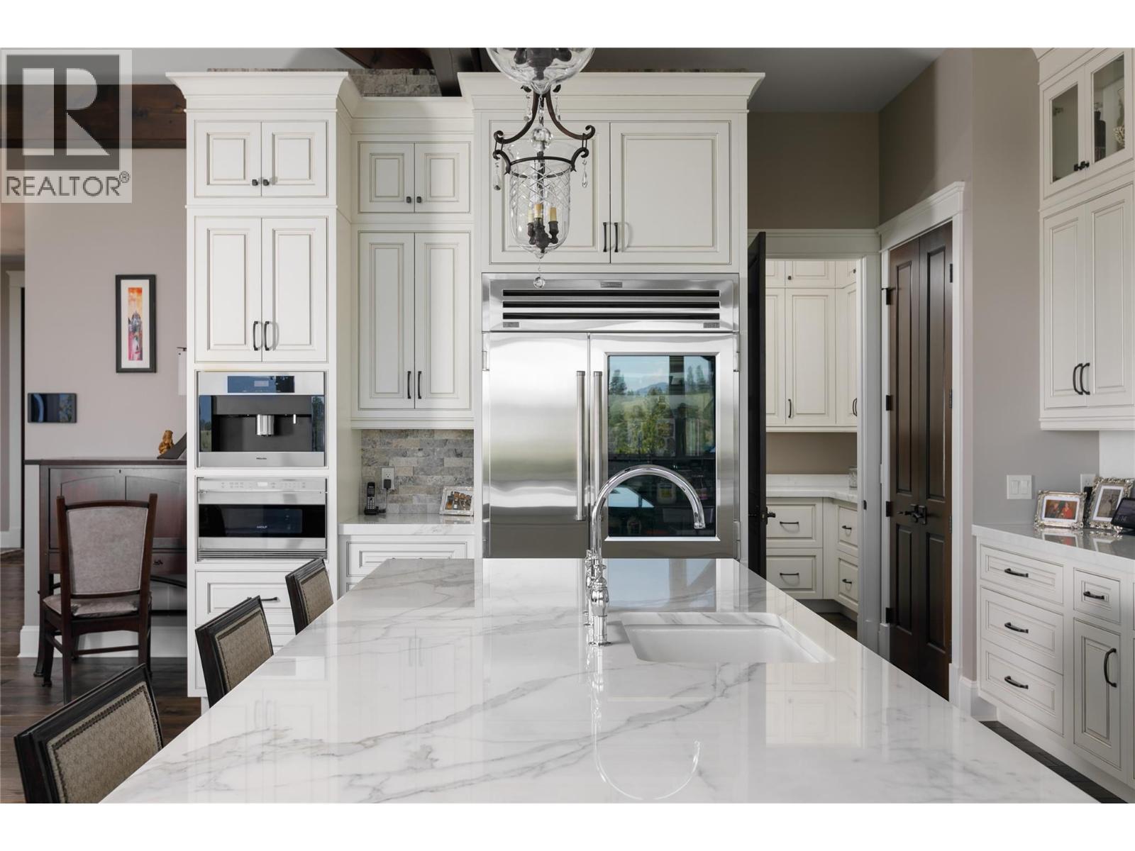 622 Jigger Place, Vernon, BC - Indoor Photo Showing Kitchen With Upgraded Kitchen