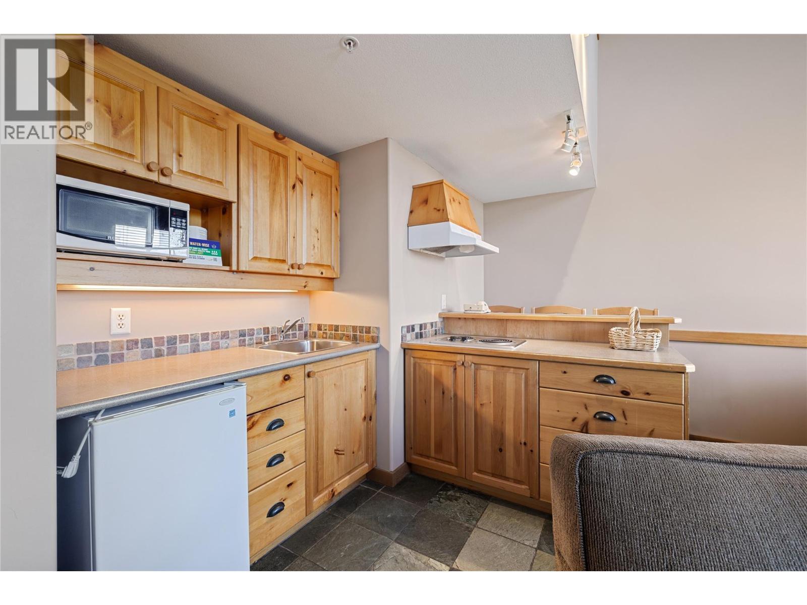 5335 Big White Road Unit# 206, Big White, BC - Indoor Photo Showing Kitchen