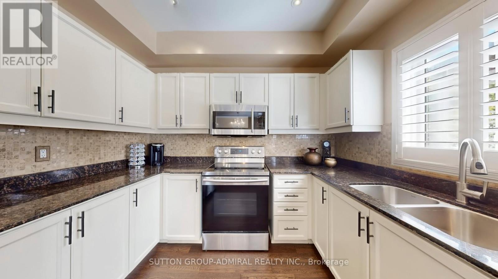 222 Hollywood Hill Circle, Vaughan, ON - Indoor Photo Showing Kitchen With Double Sink