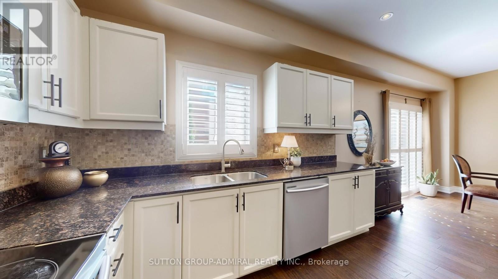 222 Hollywood Hill Circle, Vaughan, ON - Indoor Photo Showing Kitchen With Double Sink With Upgraded Kitchen