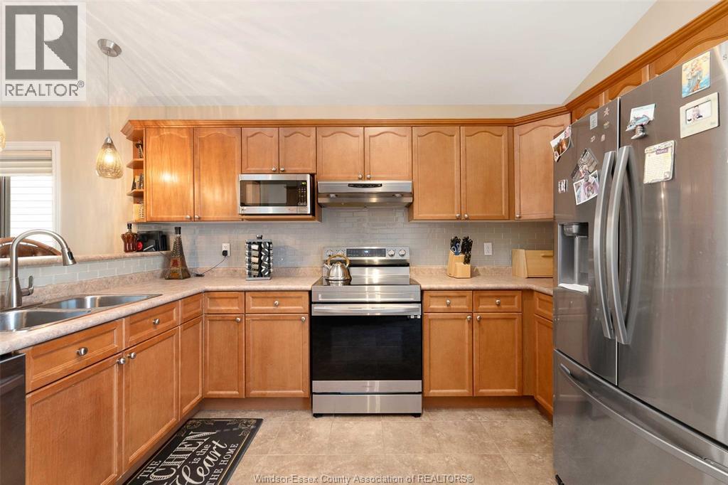 4530 Sassafras, Windsor, ON - Indoor Photo Showing Kitchen With Double Sink