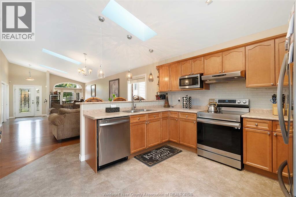 4530 Sassafras, Windsor, ON - Indoor Photo Showing Kitchen With Double Sink
