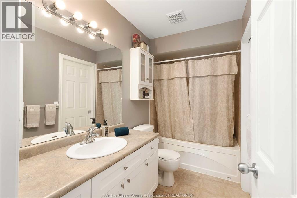4530 Sassafras, Windsor, ON - Indoor Photo Showing Bathroom