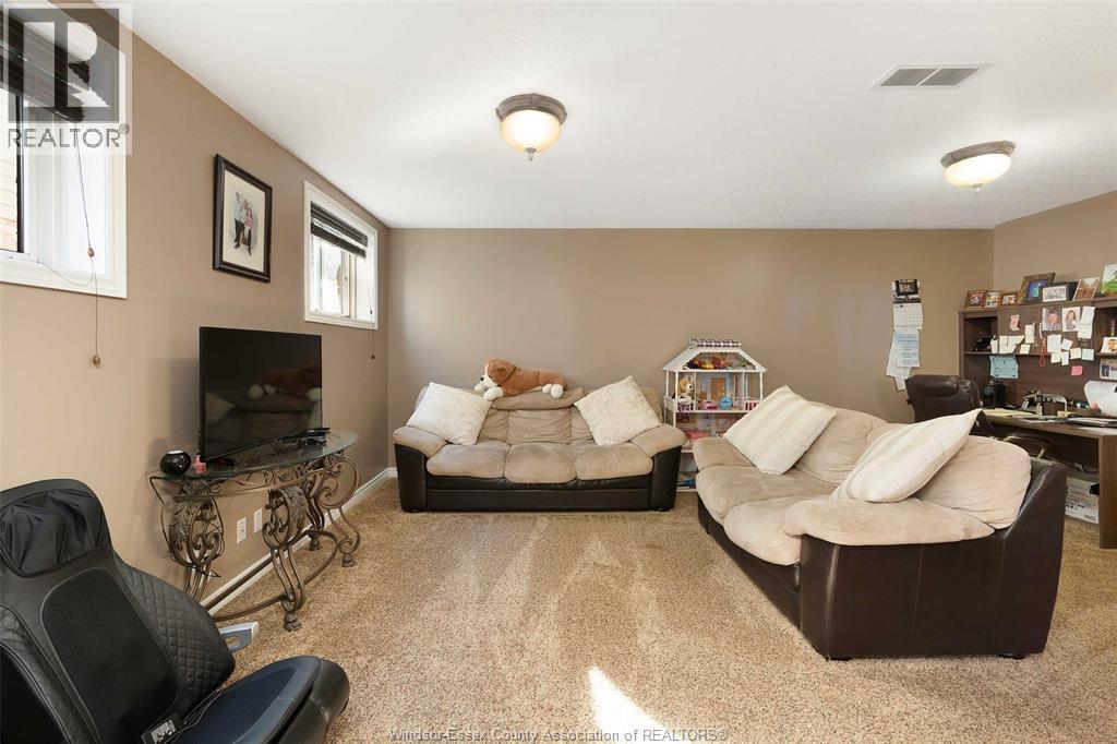 4530 Sassafras, Windsor, ON - Indoor Photo Showing Living Room