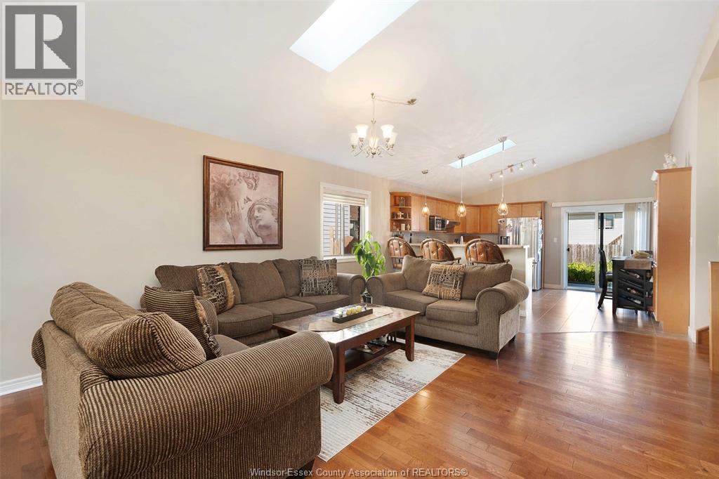 4530 Sassafras, Windsor, ON - Indoor Photo Showing Living Room