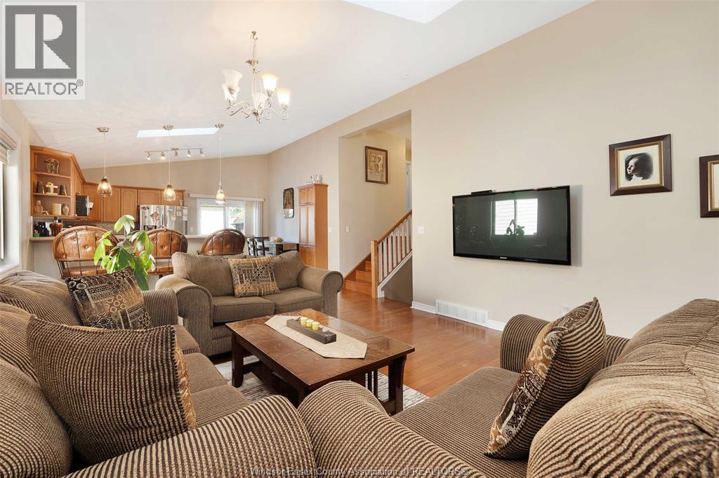 4530 Sassafras, Windsor, ON - Indoor Photo Showing Living Room