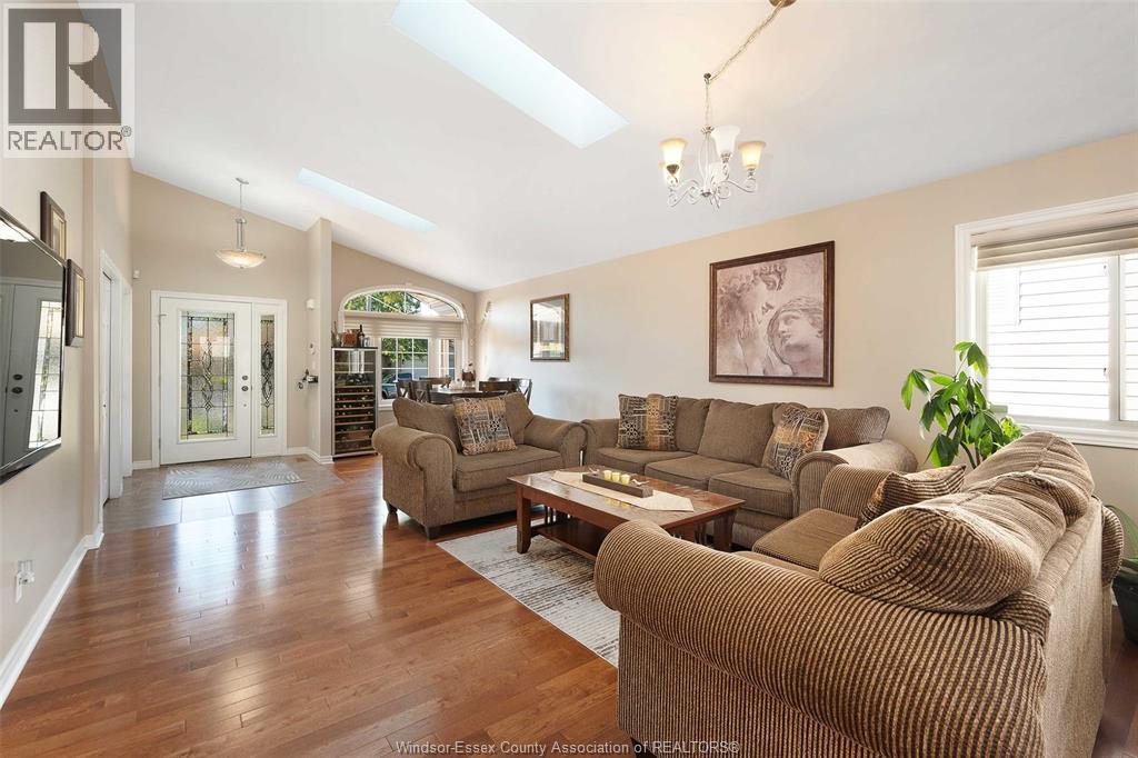 4530 Sassafras, Windsor, ON - Indoor Photo Showing Living Room