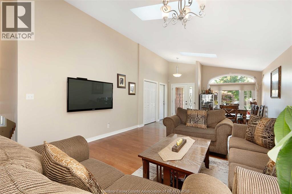 4530 Sassafras, Windsor, ON - Indoor Photo Showing Living Room