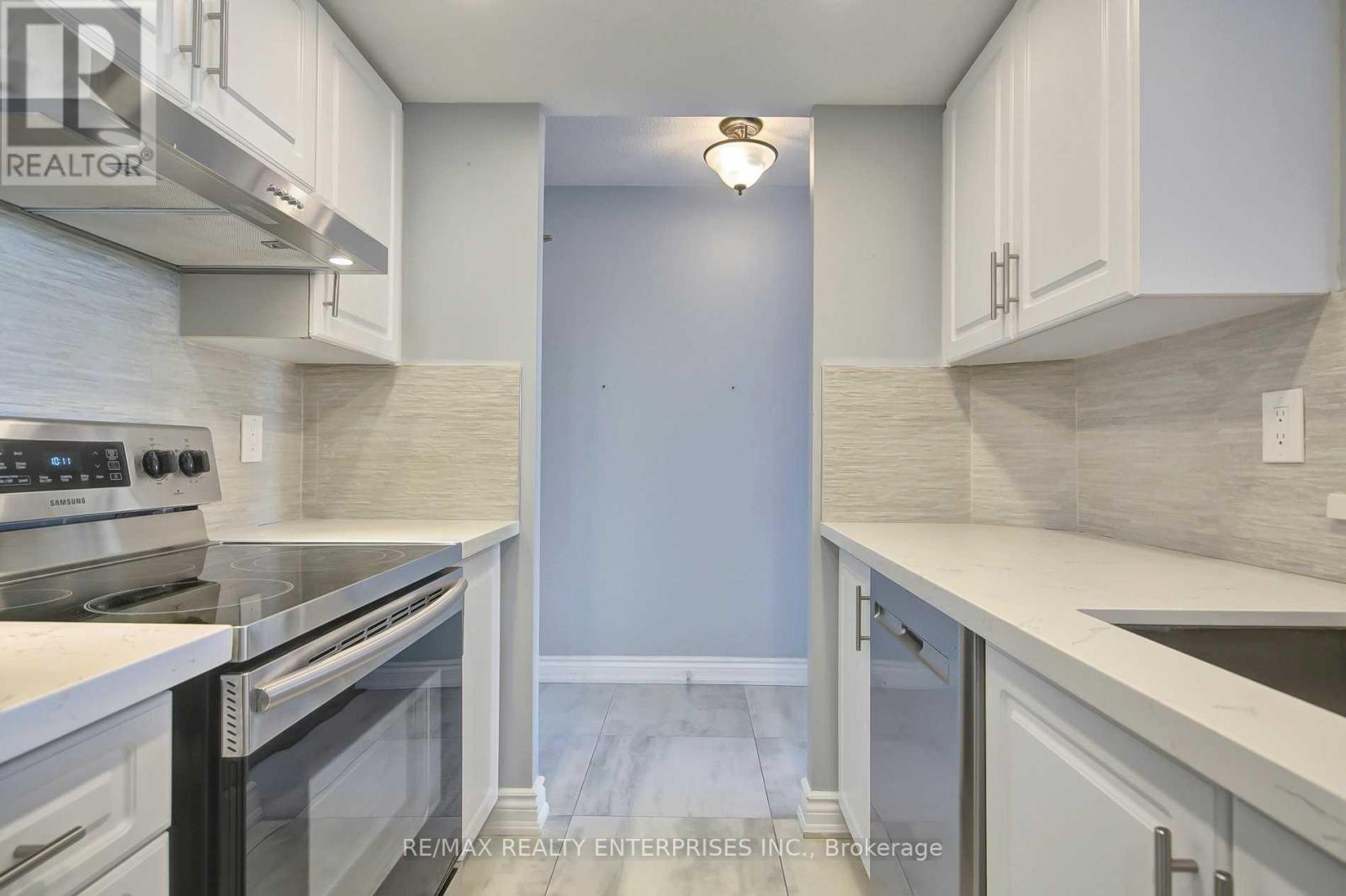 420 - 1001 Cedarglen Gate, Mississauga, ON - Indoor Photo Showing Kitchen