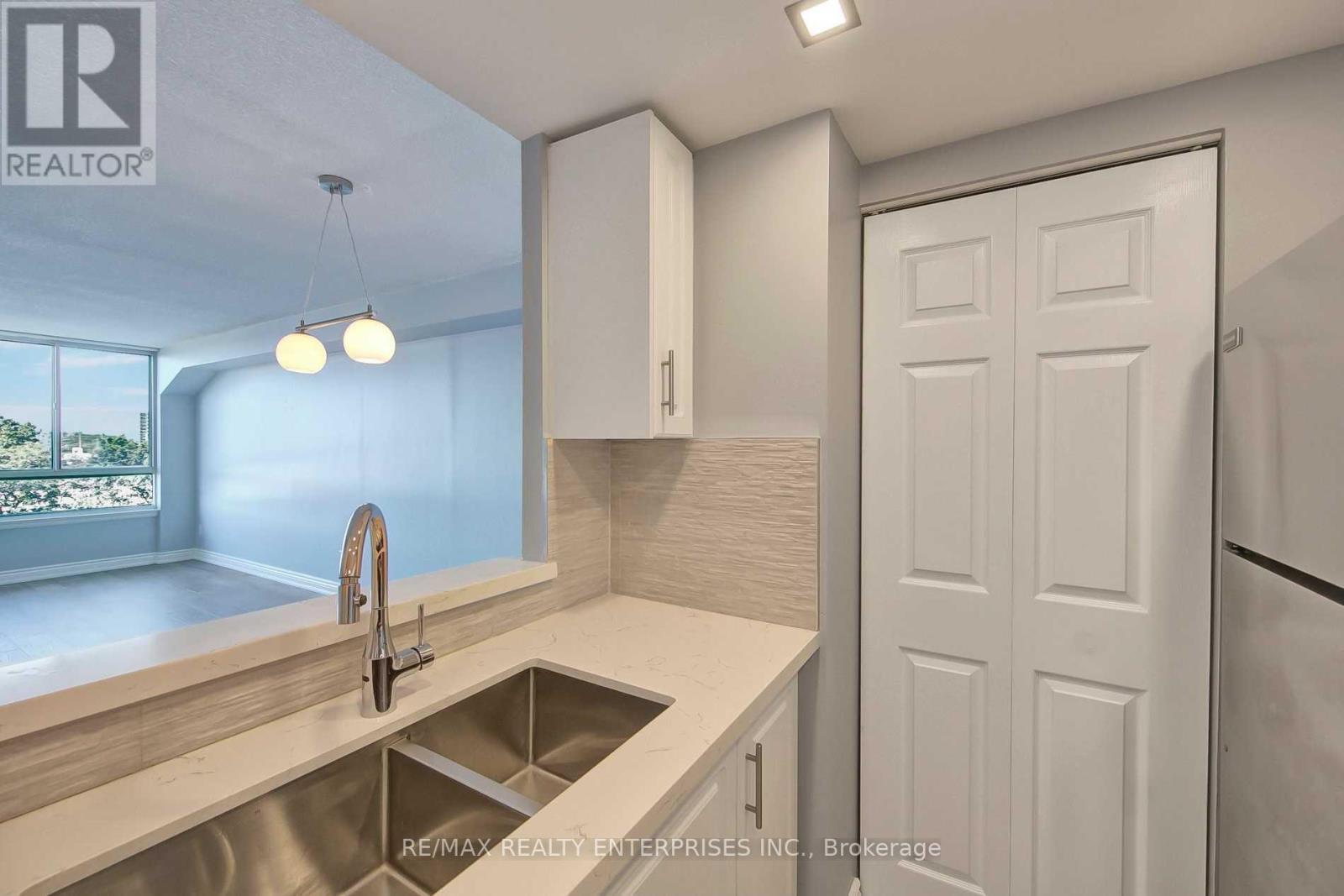 420 - 1001 Cedarglen Gate, Mississauga, ON - Indoor Photo Showing Kitchen