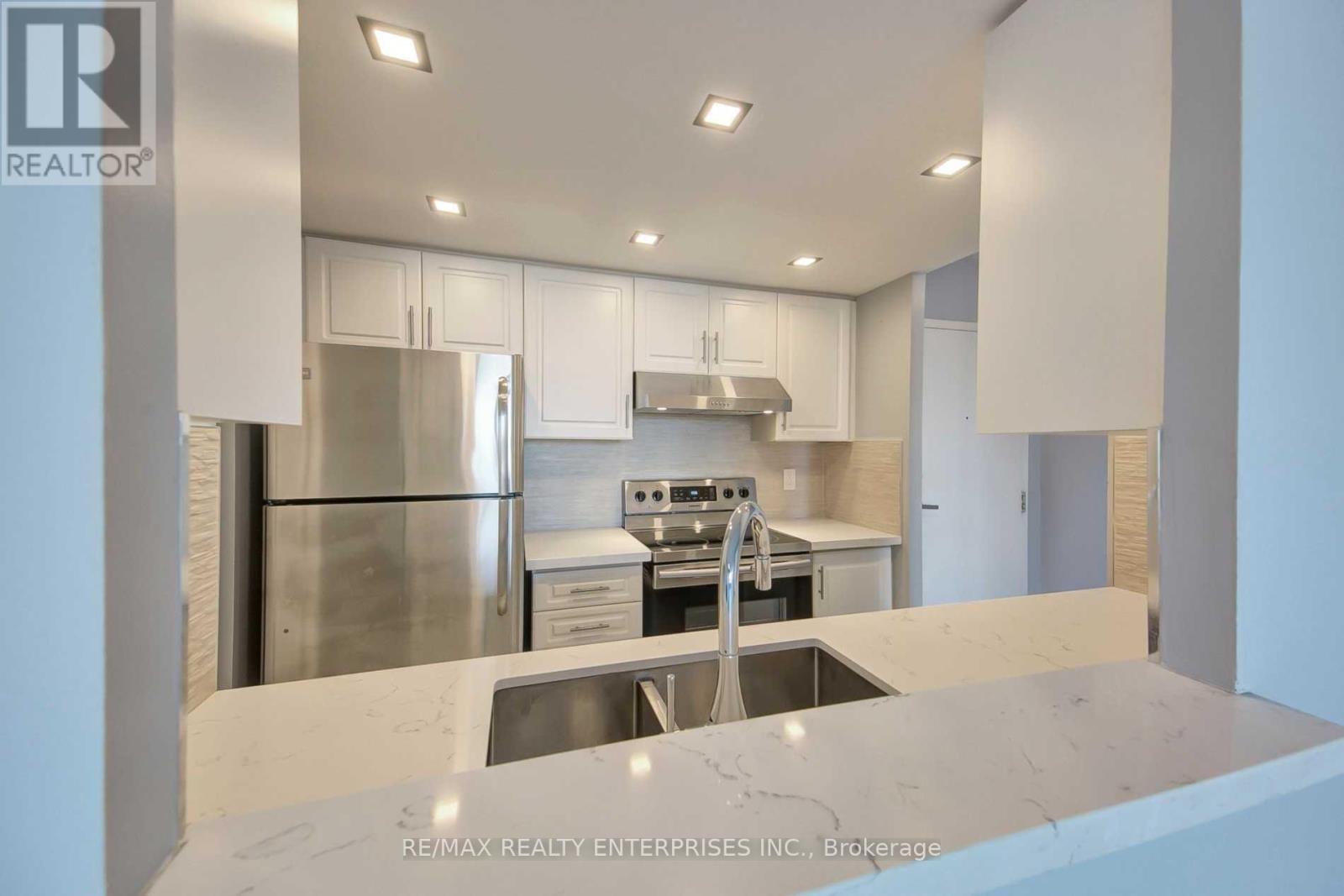 420 - 1001 Cedarglen Gate, Mississauga, ON - Indoor Photo Showing Kitchen With Double Sink With Upgraded Kitchen