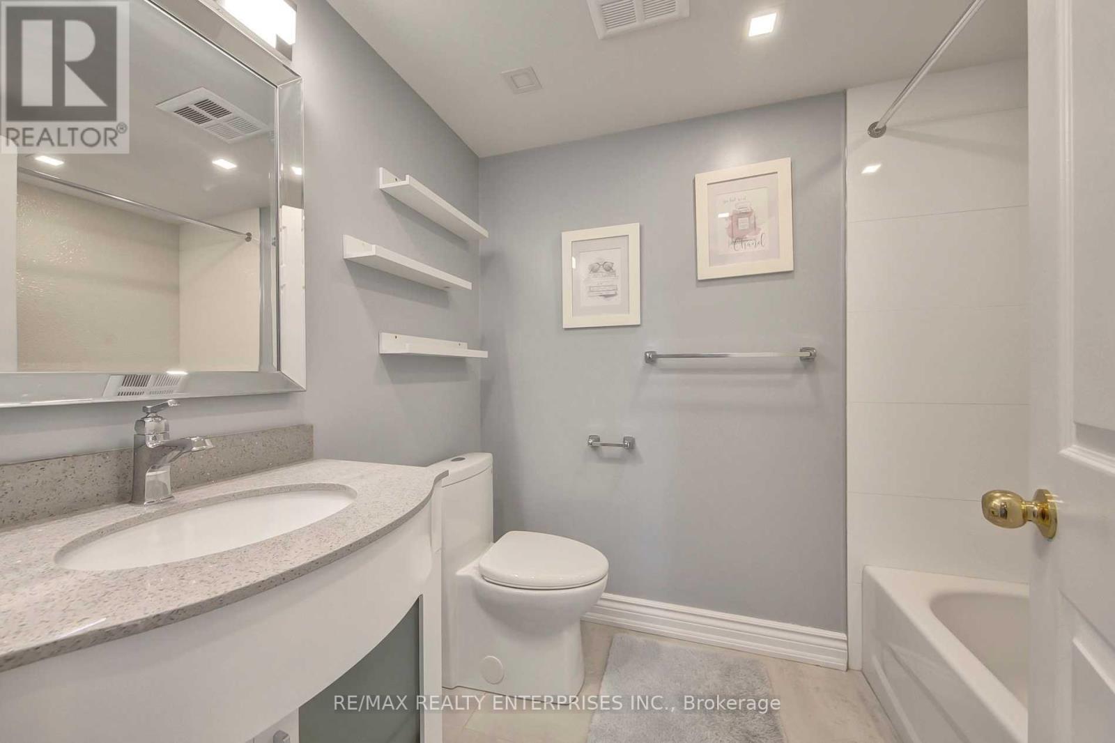 420 - 1001 Cedarglen Gate, Mississauga, ON - Indoor Photo Showing Bathroom