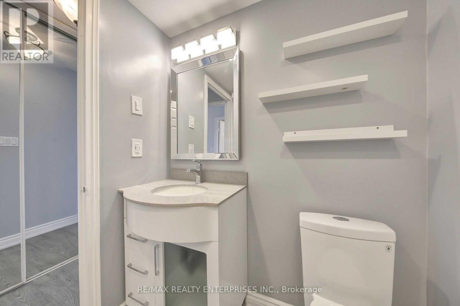 420 - 1001 Cedarglen Gate, Mississauga, ON - Indoor Photo Showing Bathroom