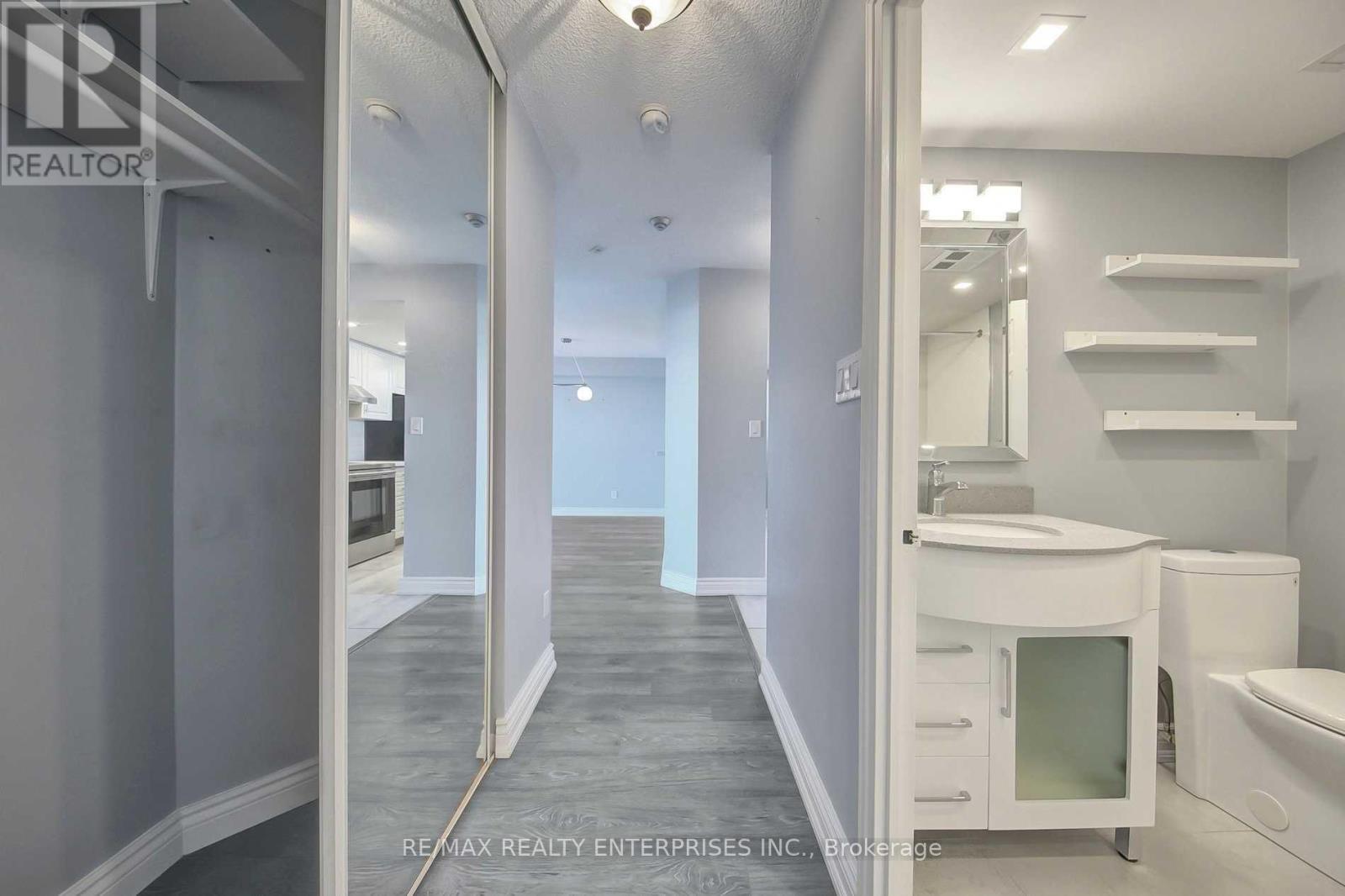 420 - 1001 Cedarglen Gate, Mississauga, ON - Indoor Photo Showing Bathroom