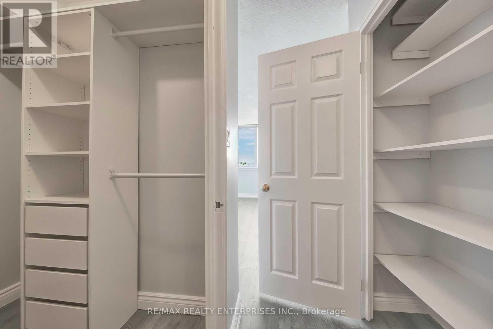 420 - 1001 Cedarglen Gate, Mississauga, ON - Indoor With Storage